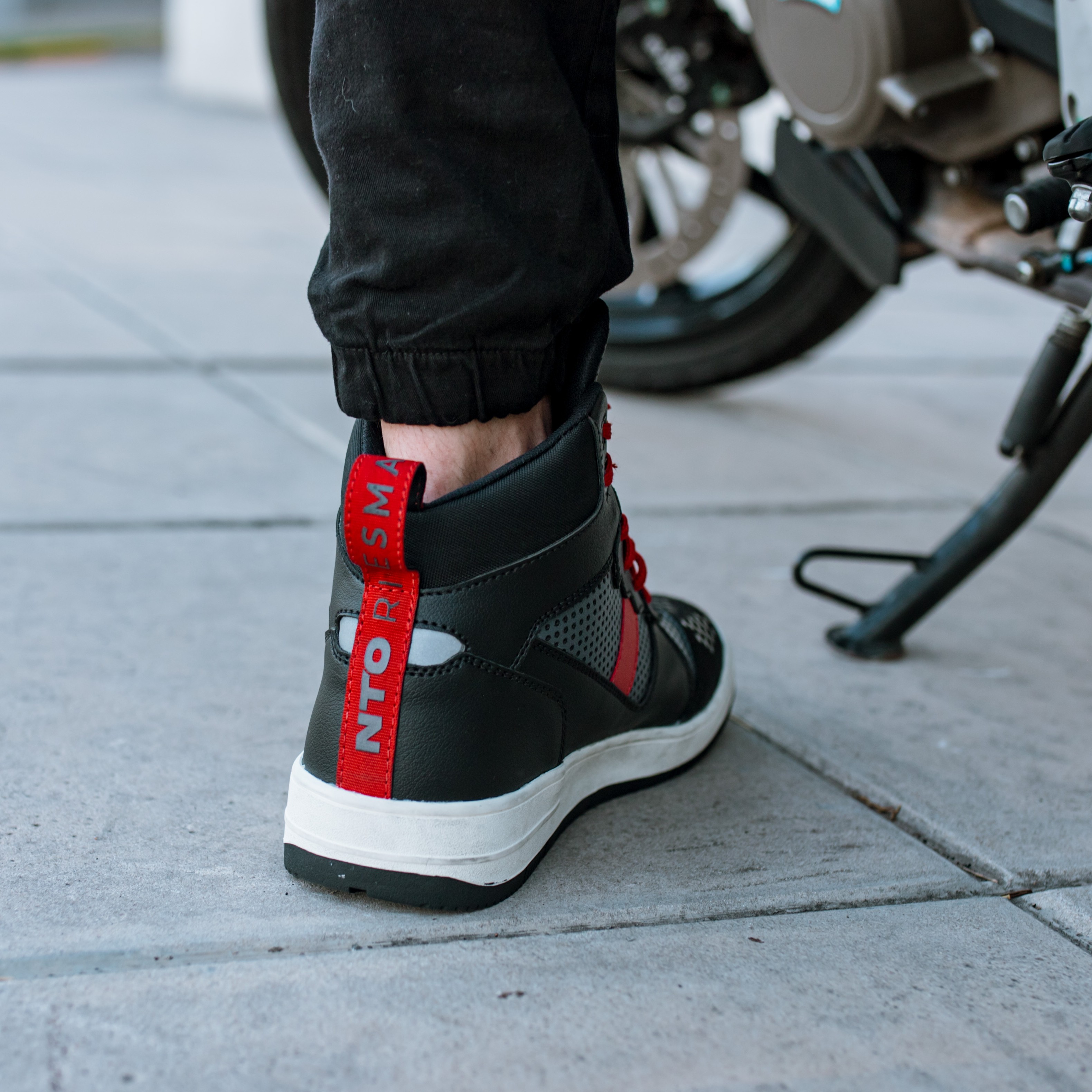 Sneaker NTO Commuter Hombre Negro / Rojo
